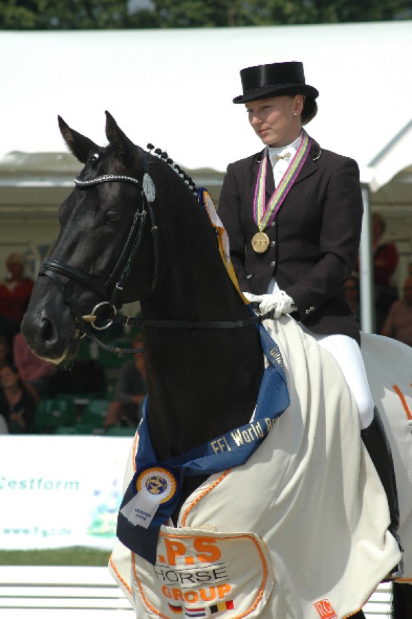 Dramatic: WERELDKAMPIOEN 6 Jarige dressuurpaarden!